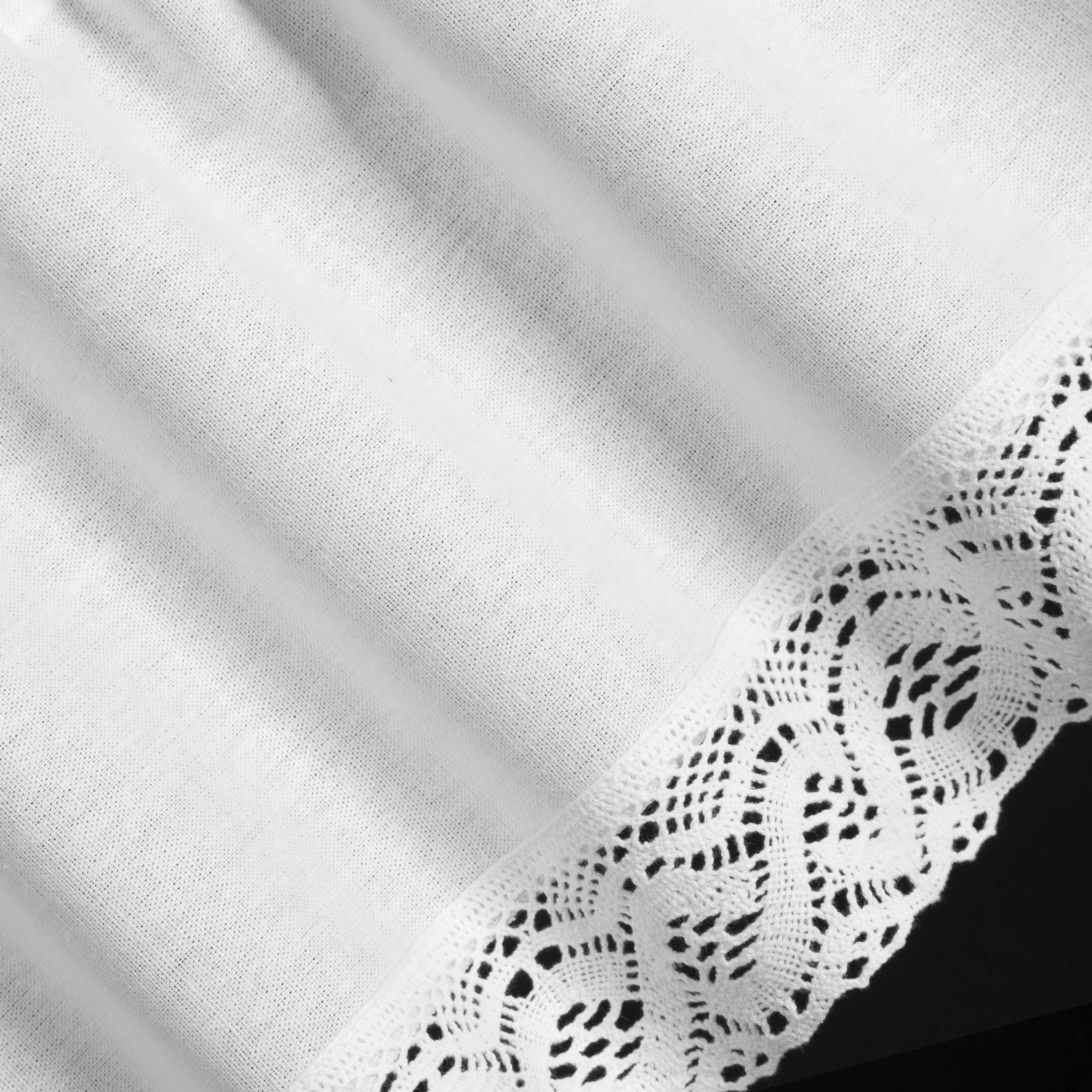 Zazdrostka biała z tkaniny z przewagą bawełny zdobiona koronką 150x30 cm VINCE