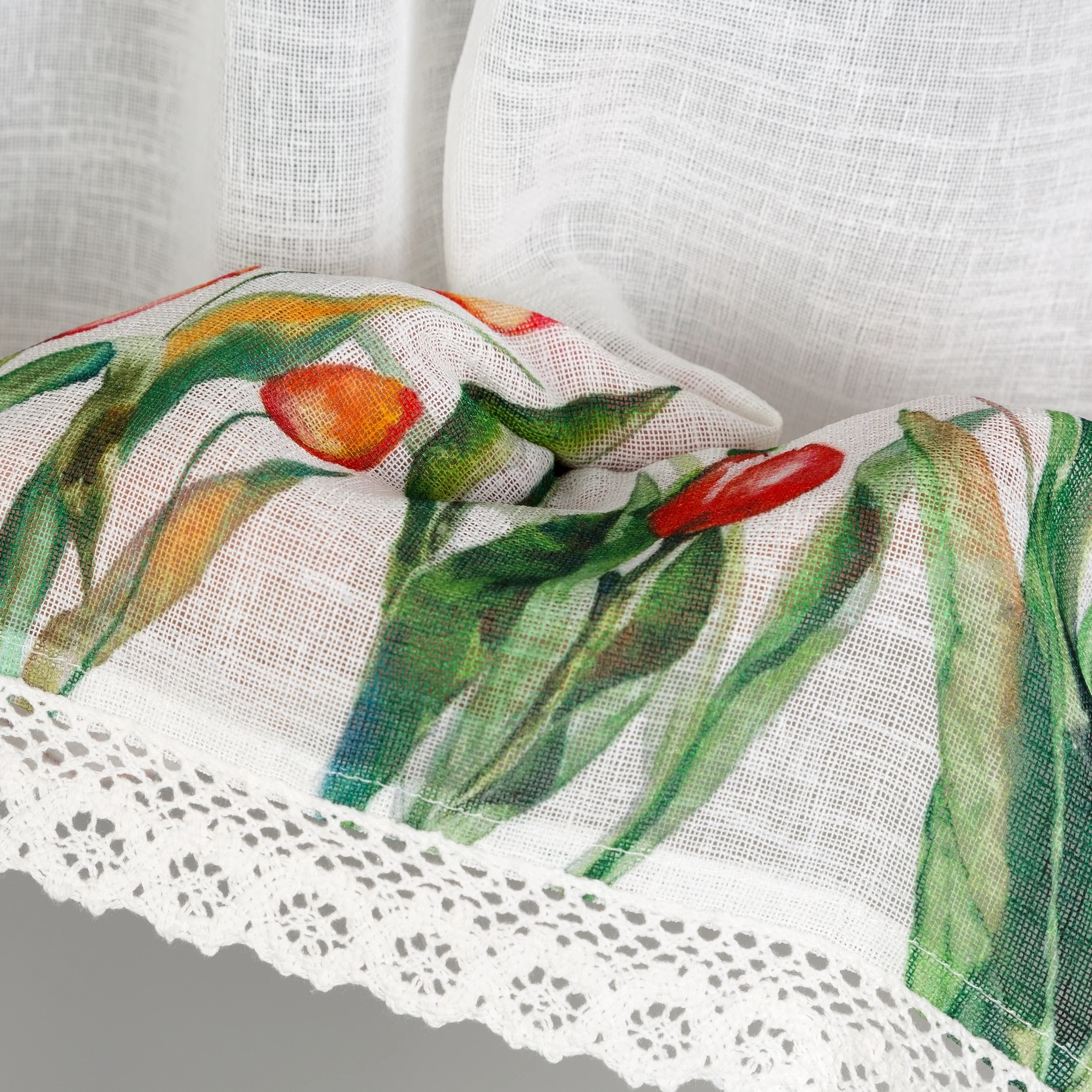 Zazdrostka biało, czerwona z etaminy zdobiona nadrukiem czerwonych tulipanów i koronką 150x30 cm tunel STELLA