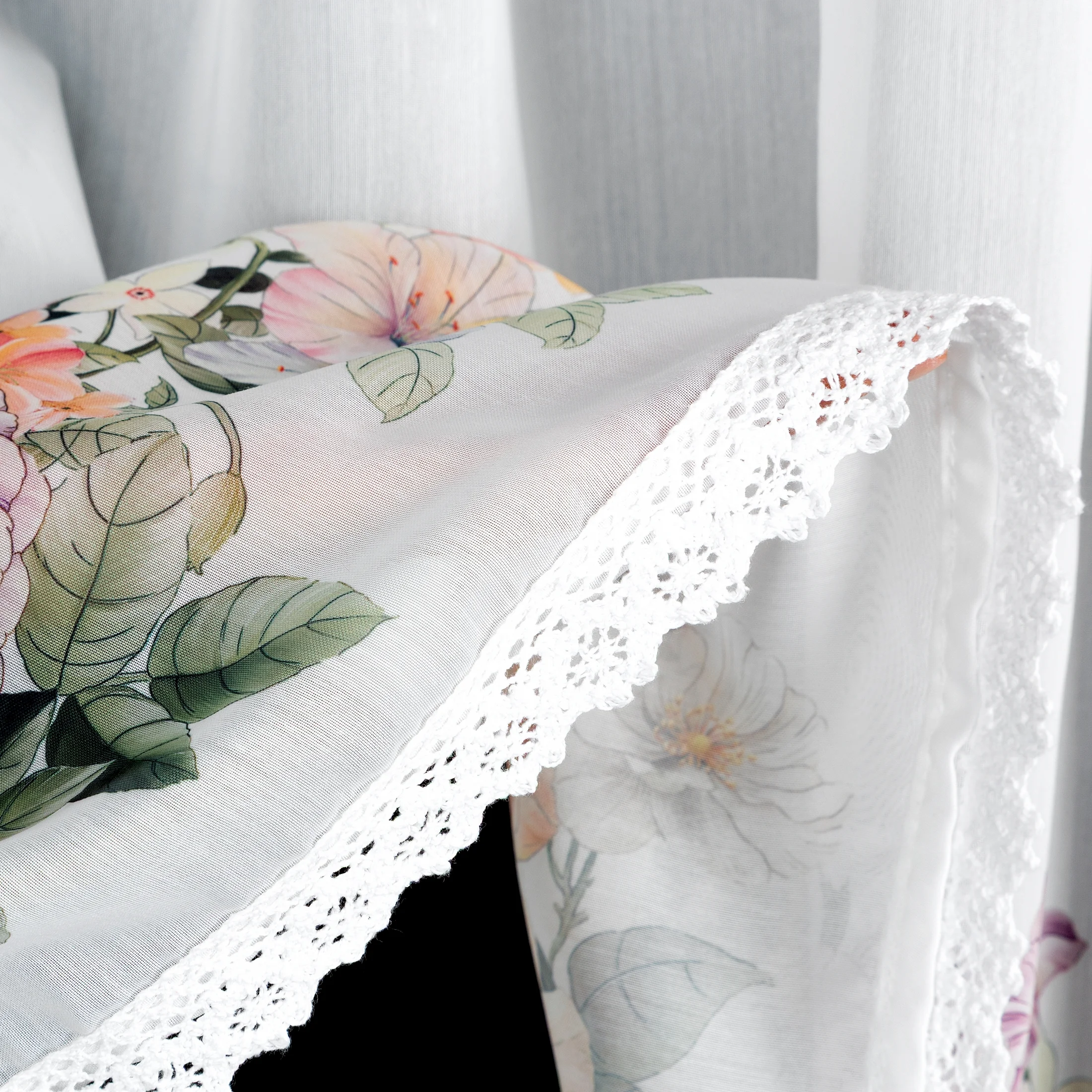 Zazdrostka biało, fioletowa z etaminy zdobiona nadrukiem letnich kwiatów 60x150 cm FLOWERY