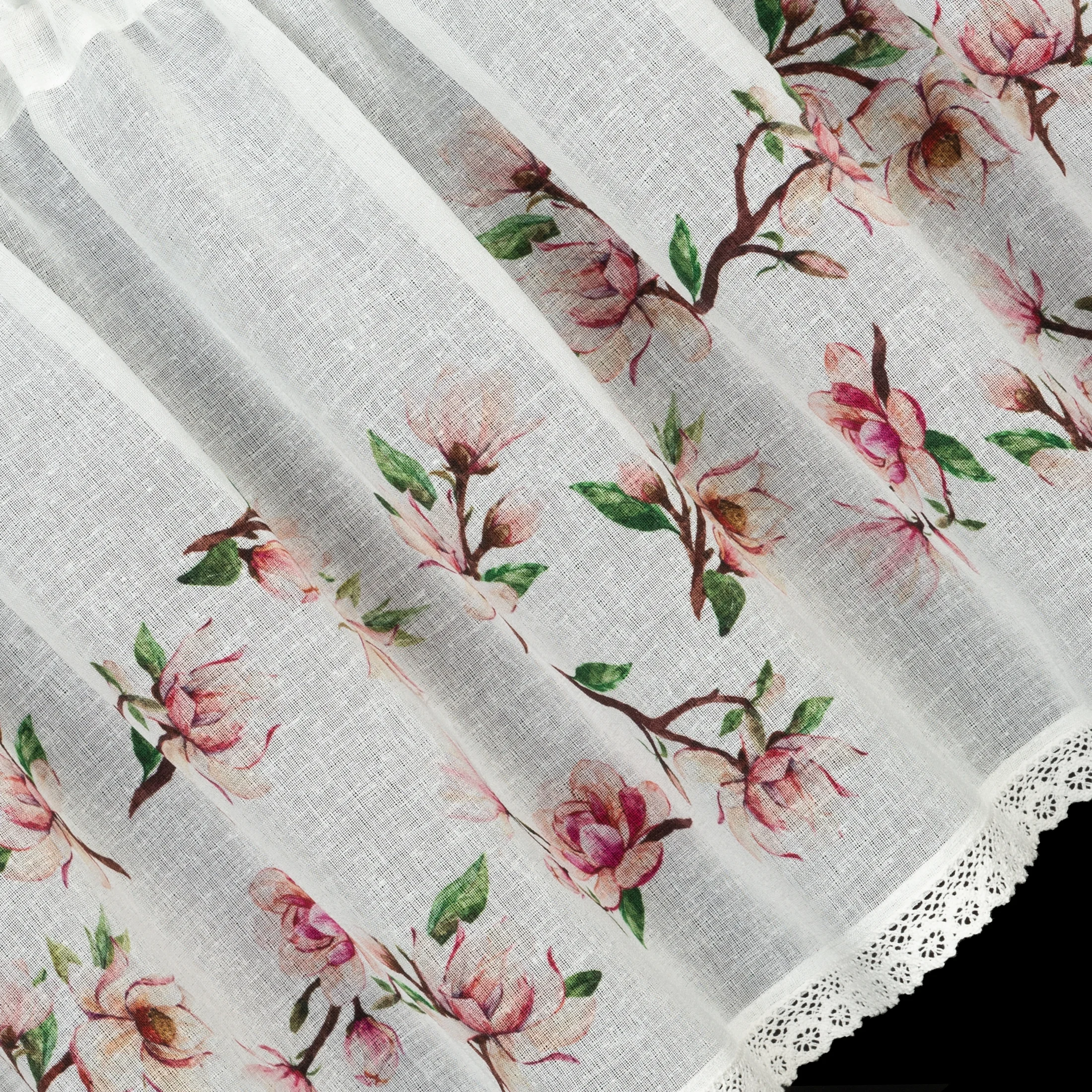 Zazdrostka biało, różowa z etaminy zdobiona nadrukiem magnolii i koronką 150x30 cm tunel ARI